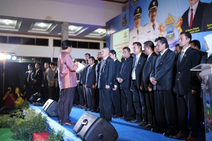 Agung Suryamal membacakan SK Kepengurusan Kadin Kab Garut