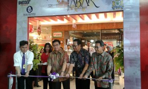 Pengguntingan Pita Acara Uji Pasar Produk Industri Kecil Menengah ke Ritel Modern oleh Ketua Kadin Jabar Agung Suryamal