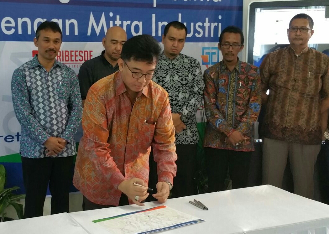 Agung Suryamal Melakukan Penandatanganan Piagam Kerjasama Industri
