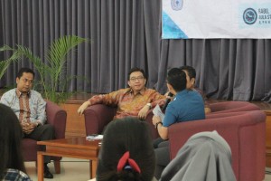 Agung Suryamal dengan pembicara lain, Ujang Koswara dan Aman Suparman Menjawab berbagai pertanyaan dari moderator dan para mahasiswa STIE Ekuitas