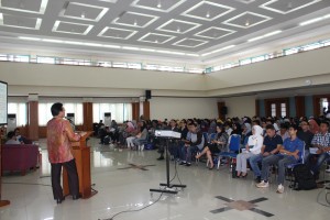 Agung Suryamal dihadapan mahasiswa STIE Ekuitas Bandung memaparkan program kerja KADIN JABAR, beserta tantangan dan permasalahan perekonomian Jawa Barat.