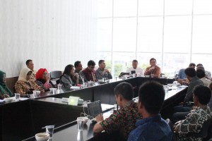 Dialog Ketua Kadin Jawa Barat Agung Suryamal, dengan para petani mangga gincu dari Gapoktan Tomo, Kabupaten Sumedang di Menara Kadin Jawa Barat.