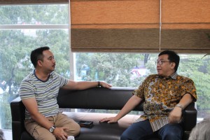Agung Suryamal dan Kukrit Suryo Wicaksono berdiskusi santai dan akrab membahas masalah perekonomian Jabar dan Jateng.