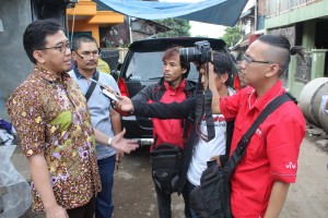 Beberapa Pewarta dari vivanews.com, tribunjabar, mewanwancara Ketua Kadin Jabar terkait bencana Garut.